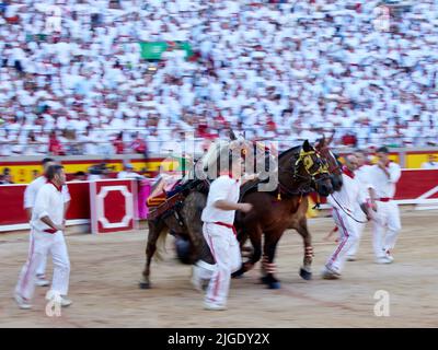 Mulillas pendant un combat de taureaux au Festival de San Fermin, à Pampelune, dans le nord de l'Espagne, 7 juillet 2022 (photo de Ruben Albarran / PRESSINPHOTO) Banque D'Images