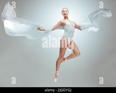 Les danseurs n'ont pas besoin d'ailes pour voler. Prise de vue en longueur d'une belle ballerine dansant seule dans le studio. Banque D'Images