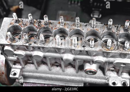 Réparation de la pompe à carburant de voiture, démontage de la pompe à carburant automatique pour réparation, ancienne pompe à carburant de voiture sur un établi, démontage du corps de pompe en gros plan, série étape par étape de Banque D'Images