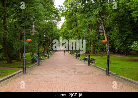 Lviv, Ukraine - 10 juin 2018 : personnes marchant dans le parc de l'école Polytechnique Lviv. Centre ville. Banque D'Images