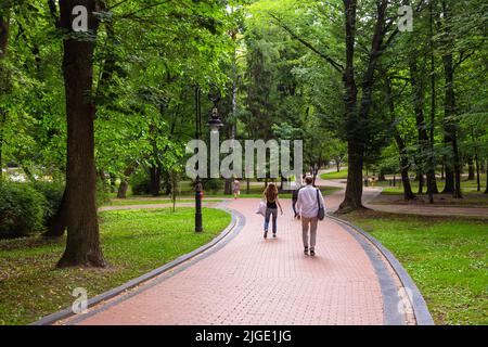 Lviv, Ukraine - 10 juin 2018 : personnes marchant dans le parc de l'école Polytechnique Lviv. Centre ville. Banque D'Images