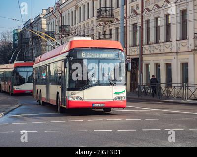 Vilnius, Lituanie - avril 2018 : trolleybus et bâtiments historiques dans la rue de Vilnius. Europe de l'est Banque D'Images