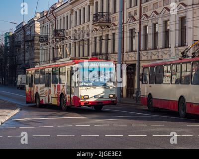 Vilnius, Lituanie - avril 2018 : trolleybus et bâtiments historiques dans la rue de Vilnius. Europe de l'est Banque D'Images