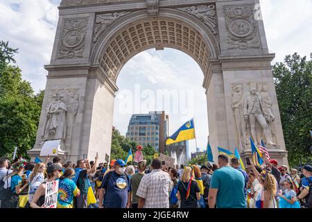 New York, États-Unis. 09th juillet 2022. Des manifestants avec des signes et des drapeaux ukrainiens protestent en faveur de l'Ukraine dans le parc Washington Square, à New York. Manifestation en faveur de l'Ukraine à New York, États-Unis - 09 juillet 2022 crédit: SOPA Images Limited/Alay Live News Banque D'Images