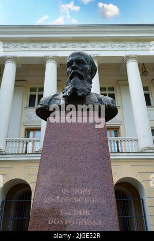 Tallinn, Estonie. Juillet 2022. Le buste de Fiodor Dostoïevsky devant le bâtiment du Centre culturel russe dans le centre-ville Banque D'Images