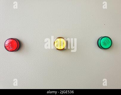 Lampe témoin R S T , ampoule rouge, jaune, vert indique l'état de l'alimentation électrique 3 phases sur le panneau Banque D'Images