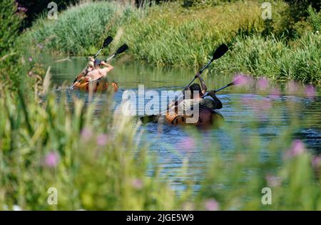 Les gens font du canoë le long du canal de Chichester près de Hunston, dans le West Sussex. Date de la photo: Dimanche 10 juillet 2022. Banque D'Images