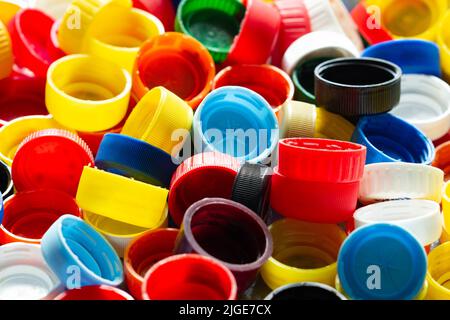 Bouchons de bouteilles en plastique. Beaucoup de bouchons de bouteille en plastique coloré. Produit de l'industrie chimique. Menace pour l'environnement. Pollution plastique Banque D'Images