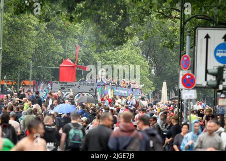 Berlin, Allemagne. 09th juillet 2022. Berlin: Le fondateur du Loveparade, Dr. Motte, a lancé son nouveau spectacle techno "Rave the Planet Parade" sur le Kurfürstendamm de Berlin. Il s'agit de paix et de liberté sous la devise « ensemble encore ». (Photo de Simone Kuhlmey/Pacific Press) crédit: Pacific Press Media production Corp./Alay Live News Banque D'Images