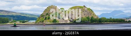 Bâtiment du château de Dumbarton sur une roche volcanique vue aérienne depuis le dessus de l'Écosse Banque D'Images