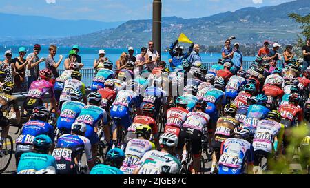 Chatel, France. 10th juillet 2022. Le pack de cavaliers photographiés en action pendant la neuvième étape de la course cycliste Tour de France, une course de 183km d'Aigle à Châtel les portes du Soleil, France, le dimanche 10 juillet 2022. Le Tour de France de cette année a lieu du 01 au 24 juillet 2022. BELGA PHOTO DAVID STOCKMAN - UK OUT crédit: Belga News Agency/Alay Live News Banque D'Images