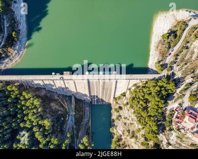 Vue aérienne du barrage hydroélectrique du réservoir Guadalest à Alicante, en Espagne. Banque D'Images