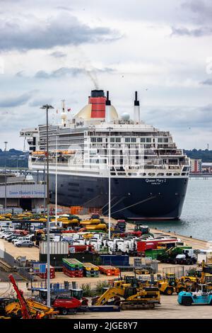 Southampton, Royaume-Uni - 2nd août 2021 : le navire de croisière Queen Mary Two de la Cunard Line, à domicile dans le port de Southampton, Royaume-Uni. Banque D'Images