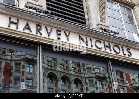 Londres, Royaume-Uni - 12 août 2021 : le logo Harvey Nichols au-dessus de l'entrée de leur magasin sur Knightsbridge à Londres, Royaume-Uni. Banque D'Images