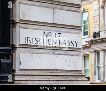 Londres, Royaume-Uni - 12 août 2021: Ambassade d'Irlande gravée sur l'extérieur de l'ambassade d'Irlande située sur Grosvenor place, à Londres, Royaume-Uni. Banque D'Images