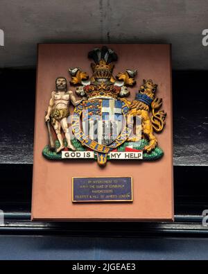 Londres, Royaume-Uni - 12 août 2021: Une plaque de mandat royal à l'extérieur des coiffeurs Truefitt et Hill dans le centre de Londres, Royaume-Uni - sur rendez-vous à HRH Banque D'Images