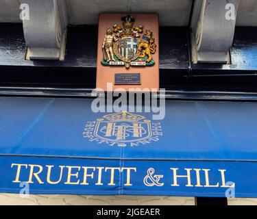 Londres, Royaume-Uni - 12 août 2021: Une plaque de mandat royal à l'extérieur des coiffeurs Truefitt et Hill dans le centre de Londres, Royaume-Uni - sur rendez-vous à HRH Banque D'Images