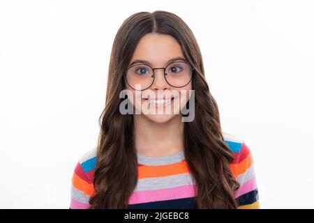 Gros plan portrait d'une jeune fille de race blanche. Photo de tête d'un jeune enfant sur fond de studio isolé jaune. Bonne fille visage, positif et souriant Banque D'Images