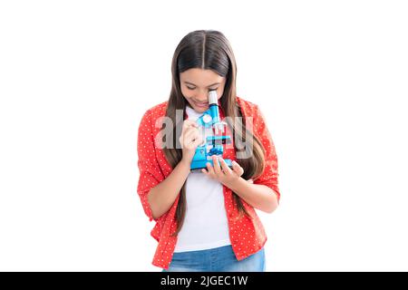 Leçon de bilogie d'étude d'enfant. Adolescente avec microscope. Retour à l'école. Fille scientifique. Banque D'Images