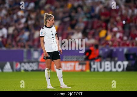 Londres, Royaume-Uni. 08th juillet 2020. Londres, Angleterre, 8 juillet 2022: Kathrin-Julia Hendrich (3 Allemagne) regarde pendant le match de football européen 2022 des femmes de l'UEFA entre l'Allemagne et le Danemark au stade communautaire de Brentford à Londres, en Angleterre. (Daniela Porcelli /SPP) crédit: SPP Sport presse photo. /Alamy Live News Banque D'Images