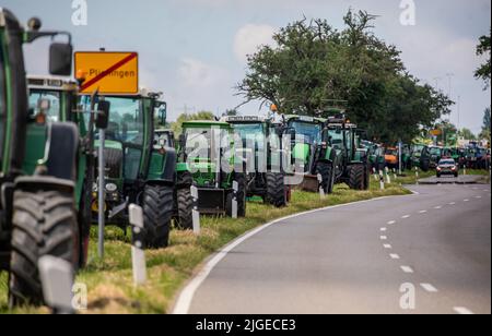 Stuttgart, Allemagne. 10th juillet 2022. Lors d'une démonstration des agriculteurs de Filderland contre la construction du tunnel ferroviaire Pfaffensteigtunnel, de nombreux tracteurs se trouvent dans un champ de Stuttgart-Plieningen. Au cours de la démonstration, les agriculteurs ont, entre autres choses, entouré de leurs tracteurs une zone qui serait emmenée d'eux par le chantier de construction du tunnel Pfaffensteig prévu. Credit: Christoph Schmidt/dpa/Alay Live News Banque D'Images