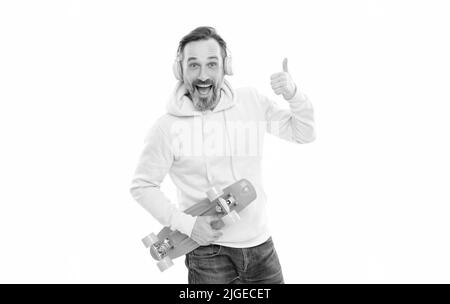 homme heureux mature avec écouteurs et tableau de sou. homme senior écouter de la musique isolée sur blanc. Banque D'Images