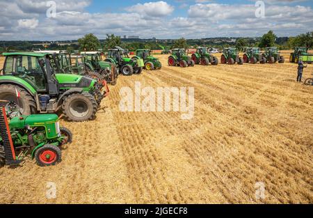 Stuttgart, Allemagne. 10th juillet 2022. Lors d'une démonstration des agriculteurs de Filderland contre la construction du tunnel ferroviaire 'Pfaffensteigtunnel', des tracteurs se trouvent sur un terrain à Stuttgart-Plieningen. Au cours de la démonstration, les agriculteurs ont, entre autres choses, entouré de leurs tracteurs une zone qui serait emmenée d'eux par le chantier de construction du tunnel Pfaffensteig prévu. Credit: Christoph Schmidt/dpa/Alay Live News Banque D'Images