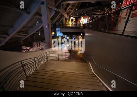 En regardant un escalier au Musée de la culture pop de Seattle. Banque D'Images
