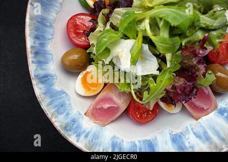 Salade niçoise au thon, sur une assiette Banque D'Images