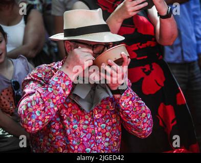 Londres Royaume-Uni 10 juillet 2022 Spaghetti Eating Competition au Soho Village Fete 47th célébré aujourd'hui, avec Spaghetti Eating Competition, le Soho Dog Show, Soho police contre Soho Fire Station Tug of War, Snail Racing plus nourriture et boissons, amusement pour toute la famille. Paul Quezada-Neiman/Alamy Live News Banque D'Images