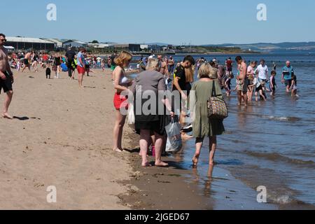 Édimbourg, Royaume-Uni. 10th juillet 2022. Sur ce qui est susceptible de s'avérer être le jour le plus chaud de l'année jusqu'à présent des milliers de personnes affluent à la plage de Portobello pour profiter du sable, de la mer et du soleil. &Copy; Credit: Cameron Cormack/Alay Live News Banque D'Images