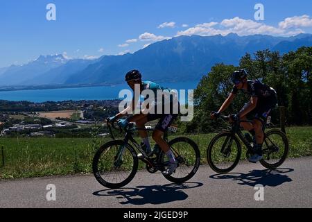 French Cyril Barthe of B&B Hotels p/b KTM et Dutch Nils Eekhoff de Team DSM photographiés en action lors de la neuvième étape de la course cycliste Tour de France, une course de 183km d'Aigle à Châtel les portes du Soleil, en France, le dimanche 10 juillet 2022. Le Tour de France de cette année a lieu du 01 au 24 juillet 2022. BELGA PHOTO POOL PETE GODING - UK OUT Banque D'Images