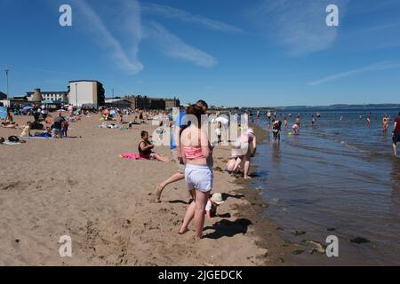 Édimbourg, Royaume-Uni. 10th juillet 2022. Sur ce qui est susceptible de s'avérer être le jour le plus chaud de l'année jusqu'à présent des milliers de personnes affluent à la plage de Portobello pour profiter du sable, de la mer et du soleil. &Copy; Credit: Cameron Cormack/Alay Live News Banque D'Images