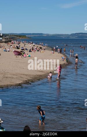 Édimbourg, Royaume-Uni. 10th juillet 2022. Sur ce qui est susceptible de s'avérer être le jour le plus chaud de l'année jusqu'à présent des milliers de personnes affluent à la plage de Portobello pour profiter du sable, de la mer et du soleil. &Copy; Credit: Cameron Cormack/Alay Live News Banque D'Images