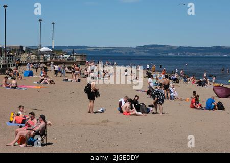 Édimbourg, Royaume-Uni. 10th juillet 2022. Sur ce qui est susceptible de s'avérer être le jour le plus chaud de l'année jusqu'à présent des milliers de personnes affluent à la plage de Portobello pour profiter du sable, de la mer et du soleil. &Copy; Credit: Cameron Cormack/Alay Live News Banque D'Images