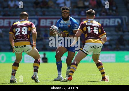 St James Park, Newcastle, Newcastle upon Tyne, Royaume-Uni. 10th juillet 2022. Betfred Super League - week-end magique Huddersfield Giants vs Salford Red Devils Sitaleki Akauloa de Salford Red Devils affronté par Sam Hewitt et Joe Greenwood de Huddersfield Giants. Crédit : Touchlinepics/Alamy Live News Banque D'Images