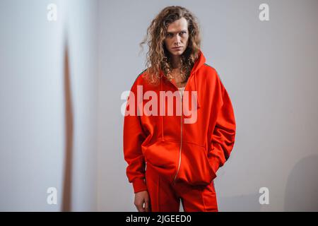 KIEV, UKRAINE - 03 FÉVRIER 2022: Un modèle posant le rythme CARDIAQUE en coulisses show - Ukrainian Fashion week automne hiver 2022-2023 Banque D'Images