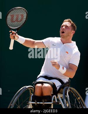 Alfie Hewett réagit contre Shingo Kunieda lors de la finale des fauteuils roulants de gentlemen le 14 jour des Championnats de Wimbledon 2022 au All England Lawn tennis and Croquet Club, Wimbledon. Date de la photo: Dimanche 10 juillet 2022. Banque D'Images