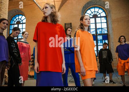 KIEV, UKRAINE - 03 FÉVRIER 2022 : spectacle de FRÉQUENCE CARDIAQUE des mannequins en coulisses - semaine de la mode ukrainienne automne/hiver 2022-2023 Banque D'Images