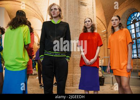 KIEV, UKRAINE - 03 FÉVRIER 2022 : spectacle de FRÉQUENCE CARDIAQUE des mannequins en coulisses - semaine de la mode ukrainienne automne/hiver 2022-2023 Banque D'Images