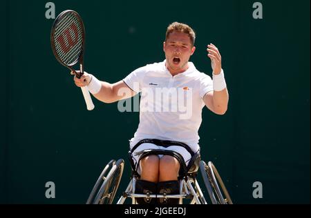 Alfie Hewett réagit contre Shingo Kunieda lors de la finale des fauteuils roulants de gentlemen le 14 jour des Championnats de Wimbledon 2022 au All England Lawn tennis and Croquet Club, Wimbledon. Date de la photo: Dimanche 10 juillet 2022. Banque D'Images