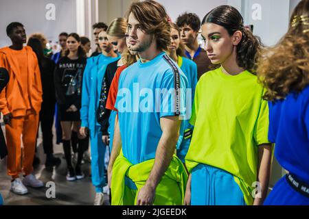 KIEV, UKRAINE - 03 FÉVRIER 2022 : spectacle de FRÉQUENCE CARDIAQUE des mannequins en coulisses - semaine de la mode ukrainienne automne/hiver 2022-2023 Banque D'Images