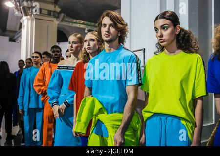 KIEV, UKRAINE - 03 FÉVRIER 2022: Modèles Backstage fréquence CARDIAQUE show - Ukrainian Fashion week automne hiver 2022-2023 Banque D'Images