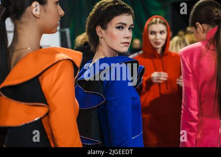 KIEV, UKRAINE - 03 FÉVRIER 2022 : spectacle de FRÉQUENCE CARDIAQUE des mannequins en coulisses - semaine de la mode ukrainienne automne/hiver 2022-2023 Banque D'Images