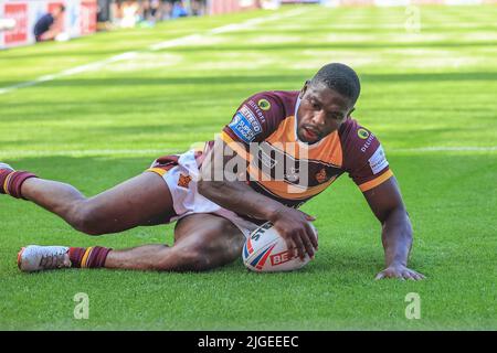 Jermaine McGillvary #2 de Huddersfield Giants va plus pour un essai Banque D'Images