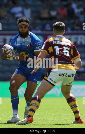 St James Park, Newcastle, Newcastle upon Tyne, Royaume-Uni. 10th juillet 2022. Betfred Super League - week-end magique Huddersfield Giants vs Salford Red Devils Sitaleki Akauloa de Salford Red Devils affronté par Joe Greenwood de Huddersfield Giants. Crédit : Touchlinepics/Alamy Live News Banque D'Images