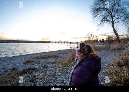 Magnifique coucher de soleil avec vue sur le lac de Constance et la ville de Constance. Bade-Wurtemberg, Allemagne, Europe. Banque D'Images