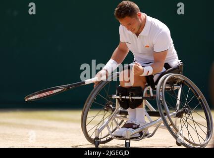 Alfie Hewett réagit contre Shingo Kunieda lors de la finale des fauteuils roulants de gentlemen le 14 jour des Championnats de Wimbledon 2022 au All England Lawn tennis and Croquet Club, Wimbledon. Date de la photo: Dimanche 10 juillet 2022. Banque D'Images