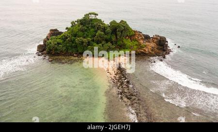 Vue de dessus de la petite île dans l'océan. Sri Lanka. Banque D'Images