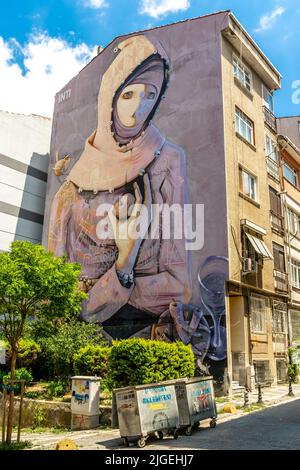 Resistencia - fresque murale de l'artiste chilien Inti représentant une femme dans des vêtements traditionnels, district de Kadiköy à Istanbul, Turquie Banque D'Images